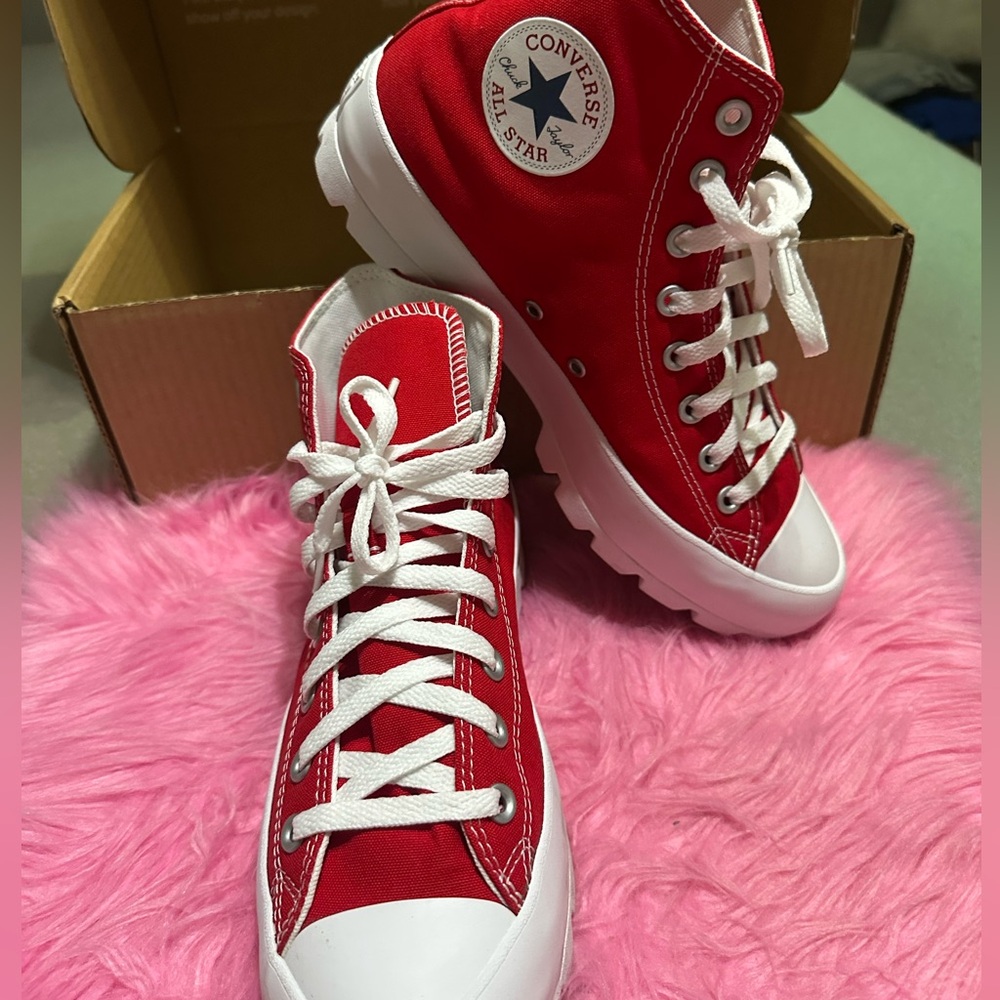 Converse Chuck Taylor All Star Lugged Hi
Red & White Sneakers